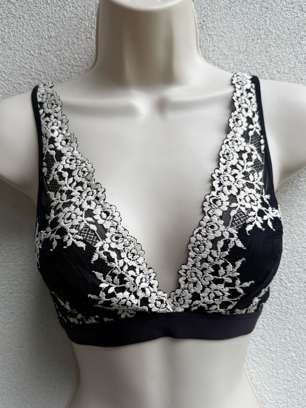 Wacoal Embrace Lace Soft Cup Wireless Bra Size 36 Black Cream Floral Embroidery